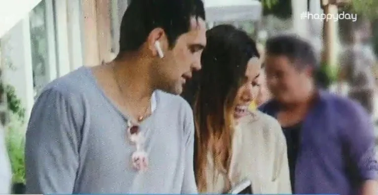 Η Όλγα Φαρμάκη με τον σύντροφό της σε εξωτερικό χώρο.