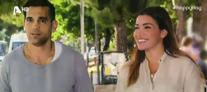 Η Όλγα Φαρμάκη με τον σύντροφό της σε εξωτερικό χώρο.