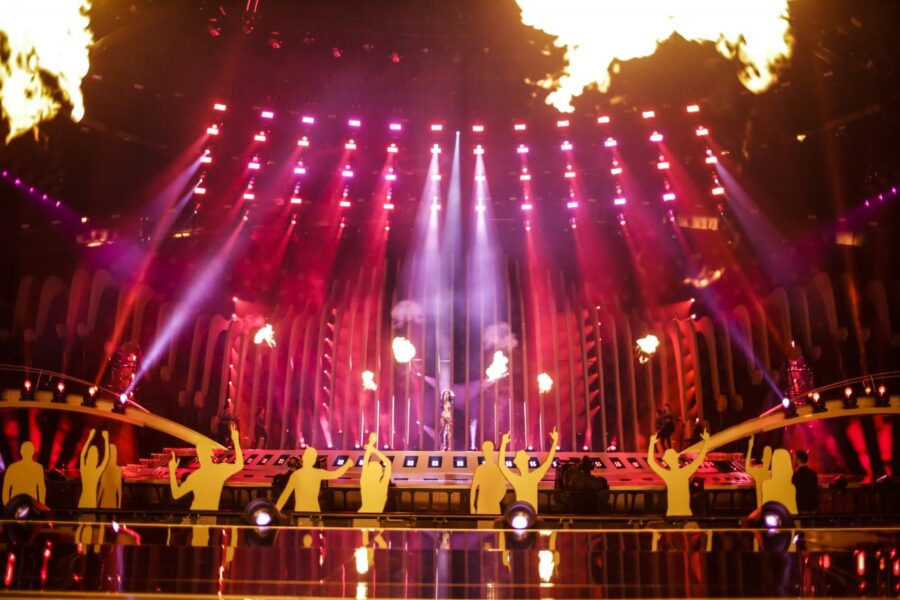 Η Ελένη Φουρέιρα στη σκηνή της Eurovision 2018 με εντυπωσιακά εφέ φωτισμού και φωτιάς.