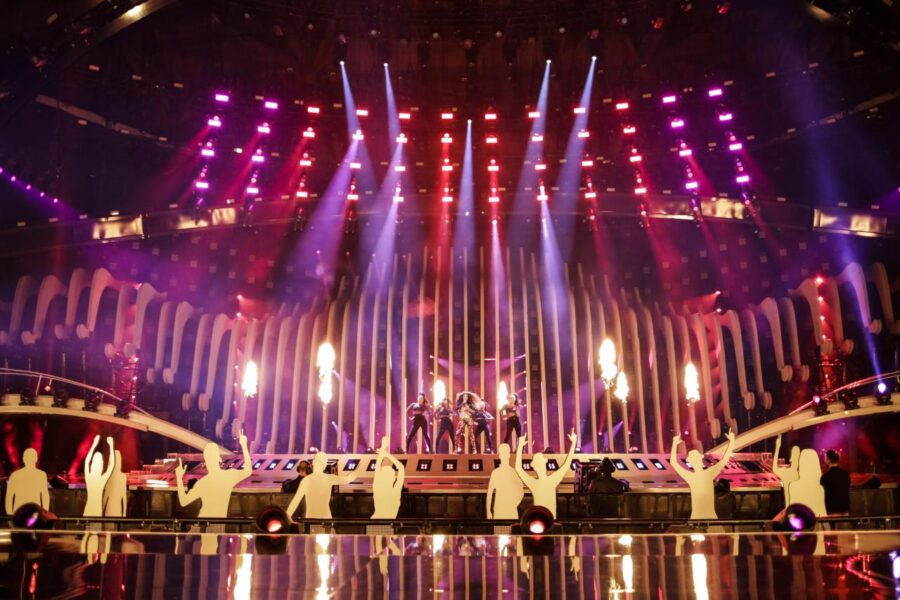 Η Ελένη Φουρέιρα στη σκηνή της Eurovision 2018 με χορεύτριες και εφέ φωτιάς.