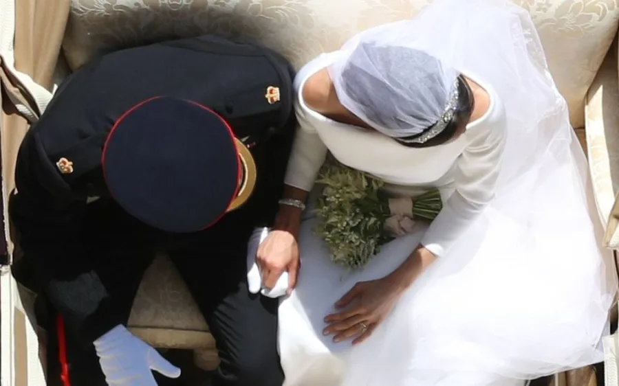 Ο Harry και η Meghan Markle σε άμαξα κατά τη διάρκεια του γάμου τους