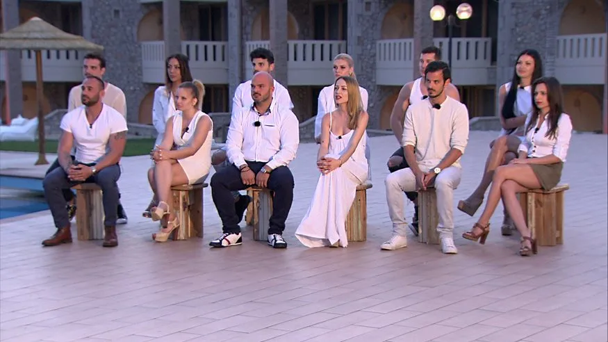 Παίκτες του Game of Love κάθονται σε εξωτερικό χώρο.