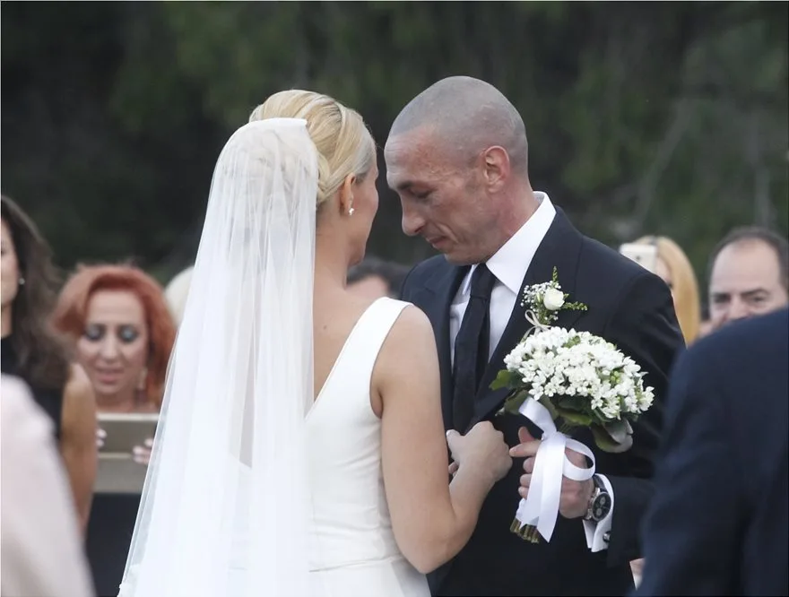 Τα σκαλιά της εκκλησίας ανέβηκαν Έλενα Ασημακοπούλου και Μπρούνο Τσιρίλο