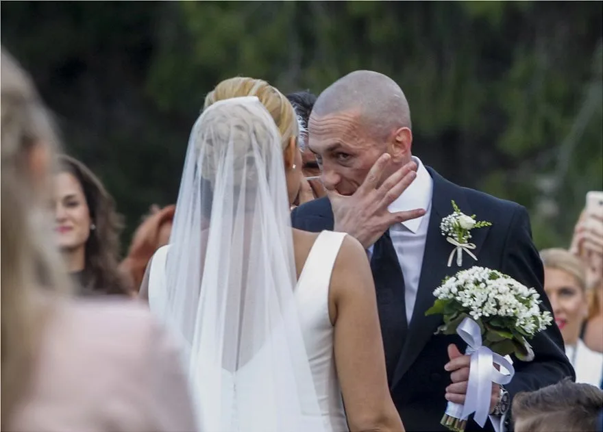Τα σκαλιά της εκκλησίας ανέβηκαν Έλενα Ασημακοπούλου και Μπρούνο Τσιρίλο