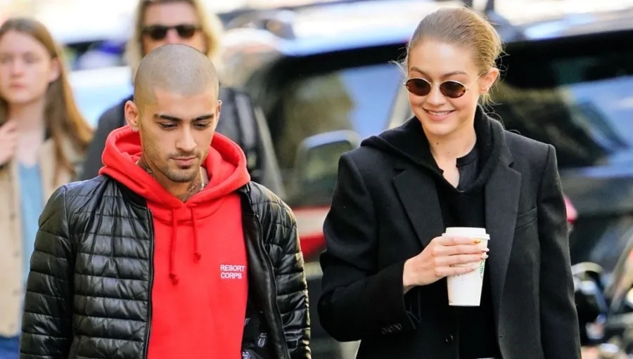 Η Gigi Hadid και ο Zayn Malik περπατούν μαζί στο δρόμο.