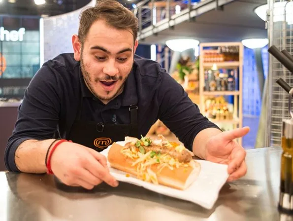 Ο Τιμολέων Διαμαντής στο MasterChef 2 δείχνει ένα πιάτο με σάντουιτς.