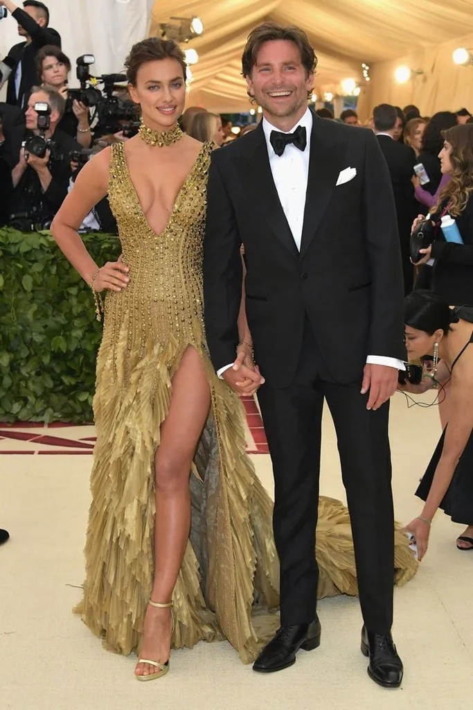 Η Irina Shayk και ο Bradley Cooper στο κόκκινο χαλί του Met Gala.