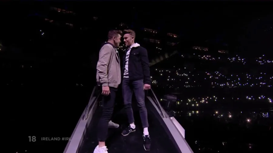Δύο άνδρες χορευτές στη σκηνή της Eurovision 2018 για την συμμετοχή της Ιρλανδίας.