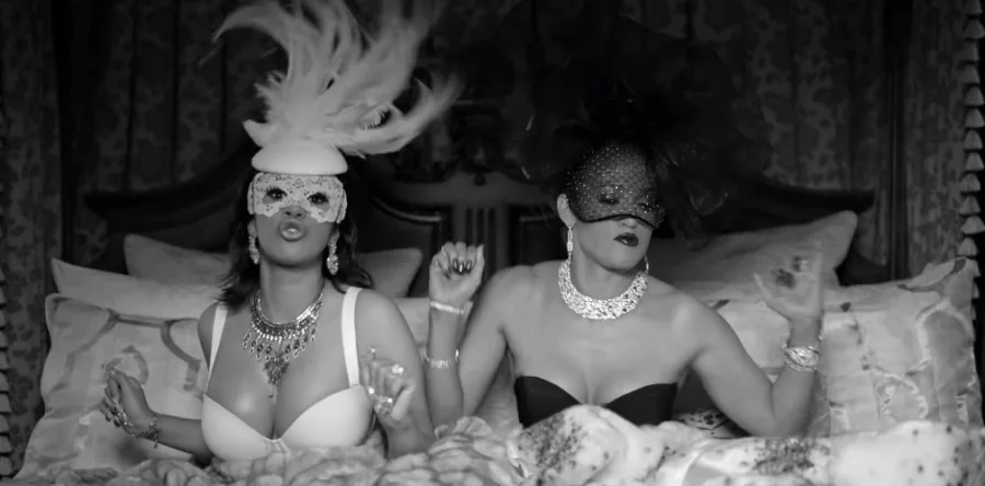 Η Cardi B και η Jennifer Lopez σε ασπρόμαυρο πλάνο από το βίντεο κλιπ Dinero.