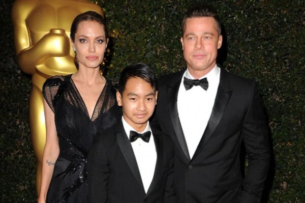 Η Angelina Jolie, ο Brad Pitt και ο γιος τους Maddox σε επίσημη εκδήλωση.