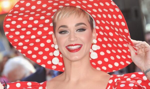 Η Katy Perry επέστρεψε στον παλιό, κλασικό look της! – Έκανε τα μαλλιά της μαύρα!