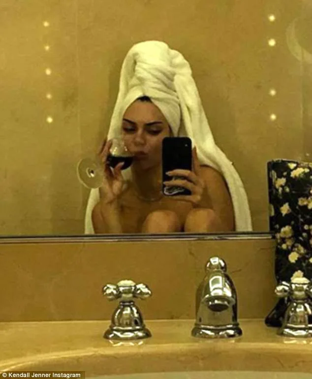 Kendall Jenner ποζάρει γυμνή