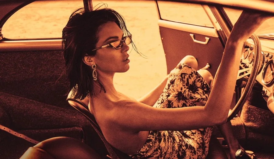 Η Kendall Jenner με γυαλιά ηλίου μέσα σε vintage αυτοκίνητο.