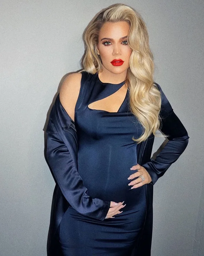 Η Khloé Kardashian με μπλε σατέν φόρεμα σε περίοδο εγκυμοσύνης.