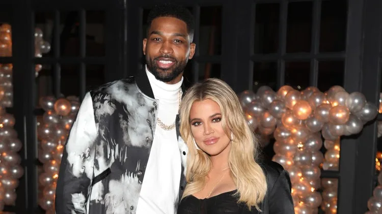 Ο Tristan Thompson και η Khloe Kardashian ποζάρουν μαζί σε εκδήλωση.