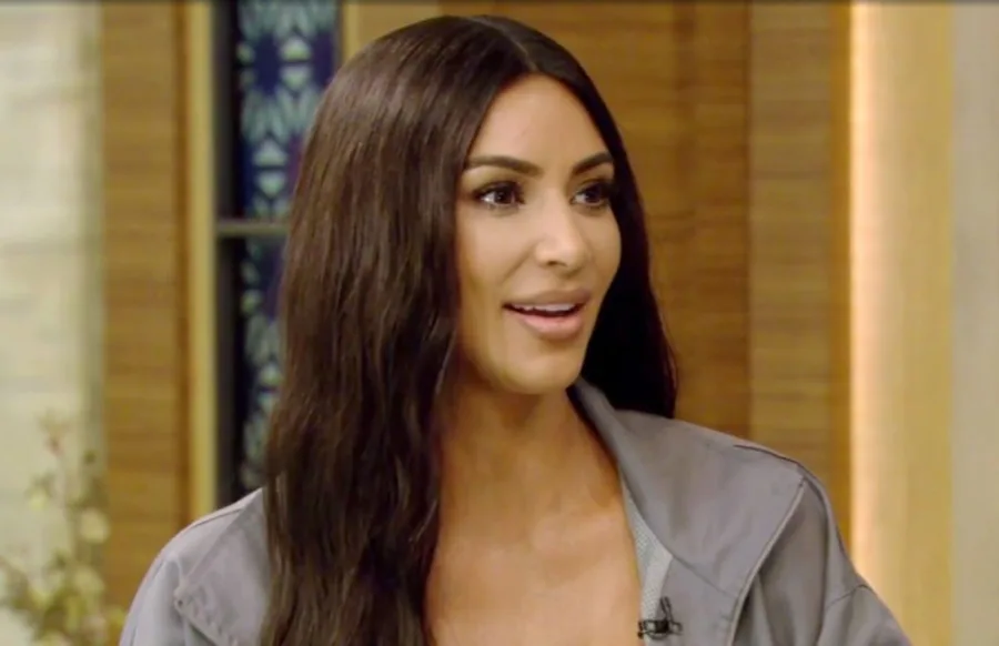 Kim Kardashian έβγαλε τις πρώτες της άσπρες τρίχες