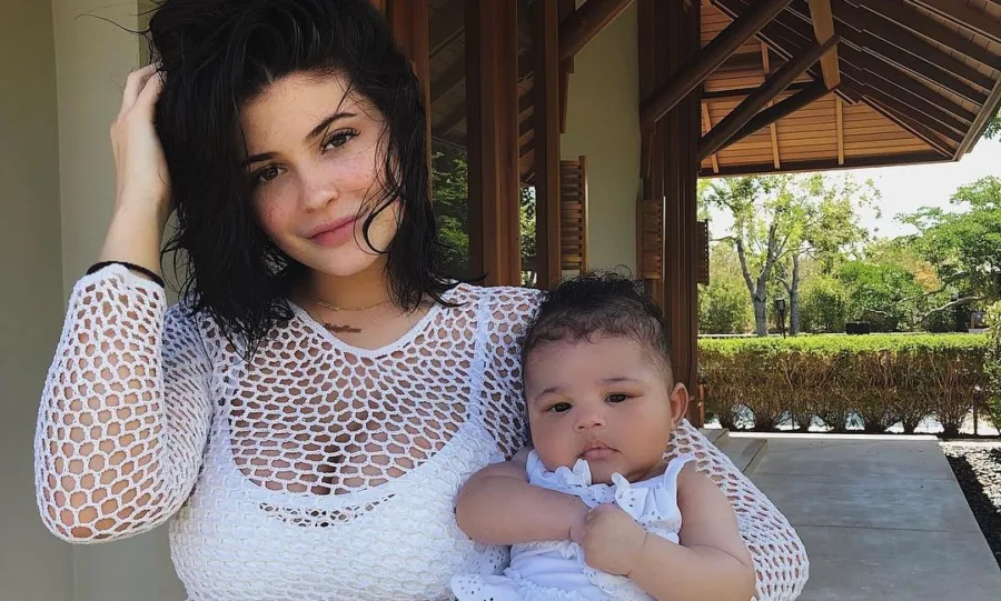 Kylie Jenner πήρε την κόρη της βόλτα