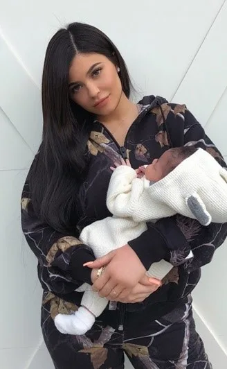 Η Kylie Jenner κρατάει στην αγκαλιά της το μωρό της.