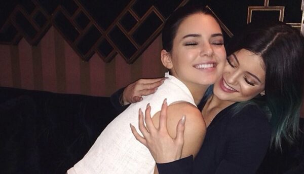Η Kendall Jenner βρίσκει “περίεργο” το γεγονός ότι η Kylie έχει γίνει μανούλα