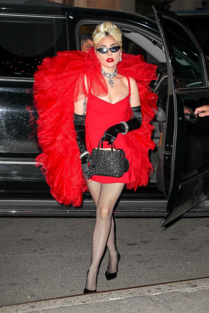 Η Lady Gaga άλλαξε 12 φορές ρούχα