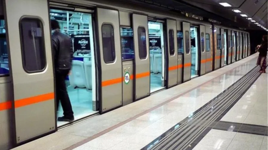 Συρμός του Μετρό της Αθήνας σε αποβάθρα σταθμού με ανοιχτές πόρτες.
