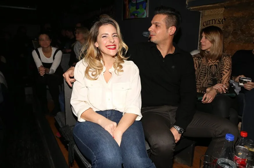 Η Νατάσσα Μποφίλιου χαμογελαστή σε βραδινή έξοδο με τον σύντροφό της.