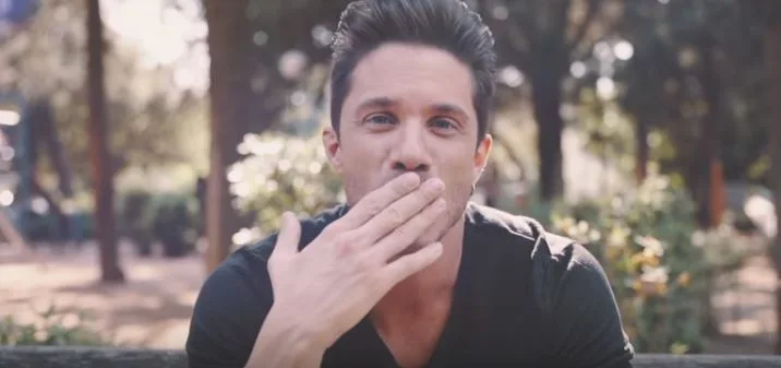 video clip του Νίκου Οικονομόπουλου σου περνάει το πιο cute μήνυμα