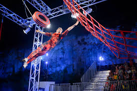 Αγωνιζόμενος σε στίβο μάχης του Ninja Warrior.