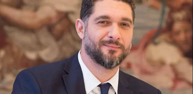 Ο Πάνος Ιωαννίδης με κοστούμι