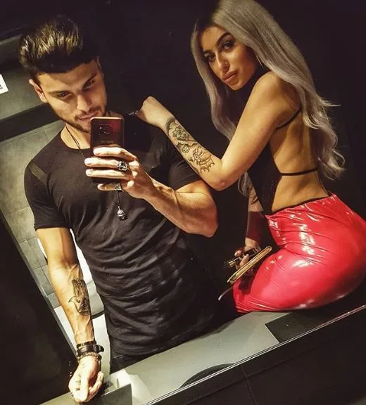 Παίκτες του Game of Love σε selfie μπροστά σε καθρέφτη.