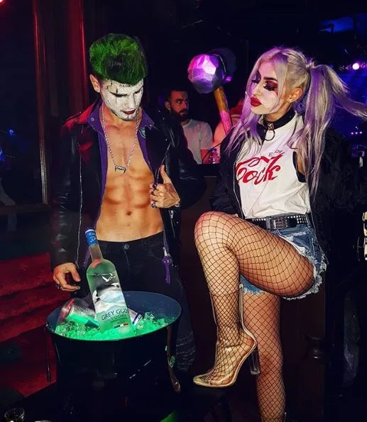 Δύο παίκτες του Game of Love μεταμφιεσμένοι σε Joker και Harley Quinn.