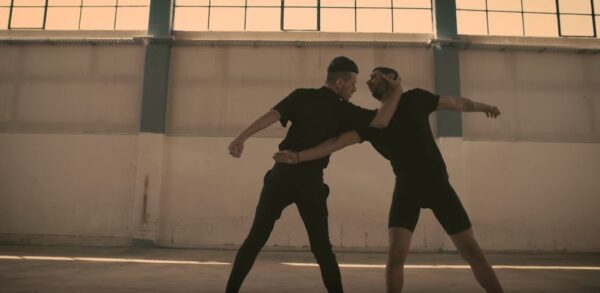 Gay ζευγάρια πρωταγωνιστούν στο νέο video clip του Πλούταρχου ❤️ – Τη μουσική υπογράφει ο γιος του!