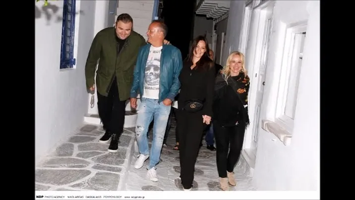Ο Αντώνης Ρέμος και η Υβόννη Μπόσνιακ περπατούν σε σοκάκι με φίλους.