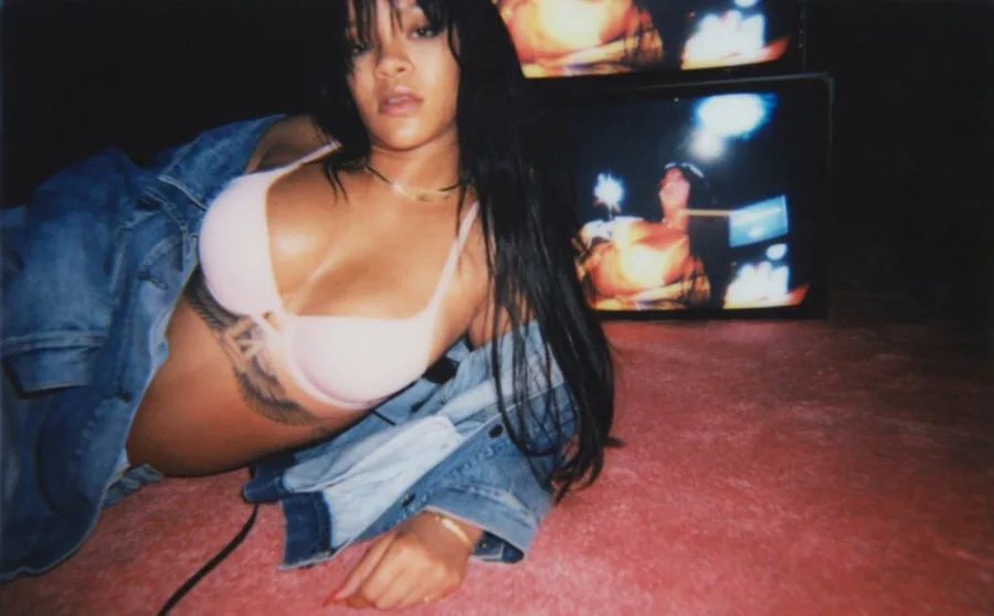 Η Rihanna με ζαρτιέρες για την νέα κολεξιόν εσωρούχων της