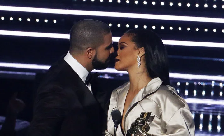 Ο Drake απονέμει στη Rihanna το βραβείο Michael Jackson Video Vanguard στα MTV Video Music Awards 2016.