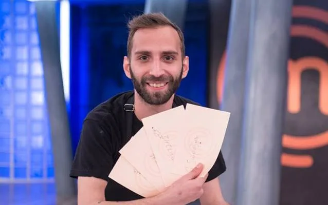Ο Τζώρτζης Παπανικολάου κρατάει λευκούς φακέλους στο MasterChef.