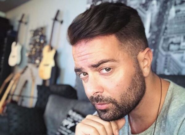 Ο Ηλίας Βρεττός είναι -πάλι- στο νοσοκομείο κι ένας φίλος του του έκανε το πιο τρολ δώρο 😂