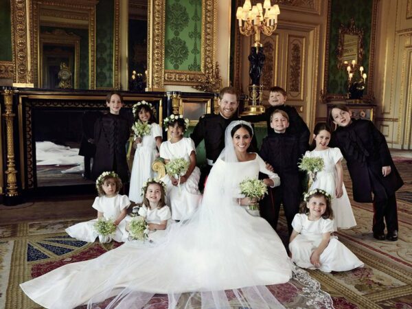 Ο πρίγκιπας Harry και η Meghan Markle με παρανυφάκια σε επίσημο πορτραίτο γάμου.
