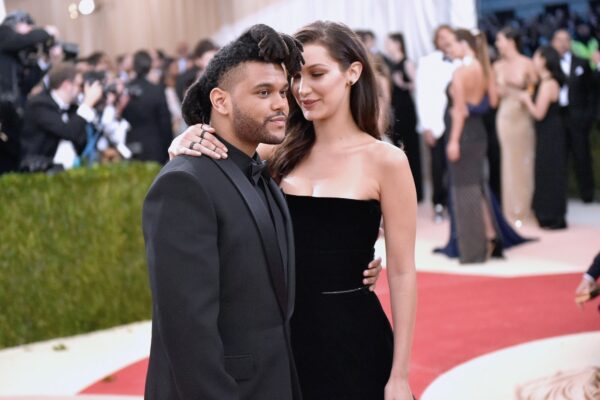 Bella Hadid και The Weeknd σε τρυφερές στιγμές στη μέση του δρόμου 💋