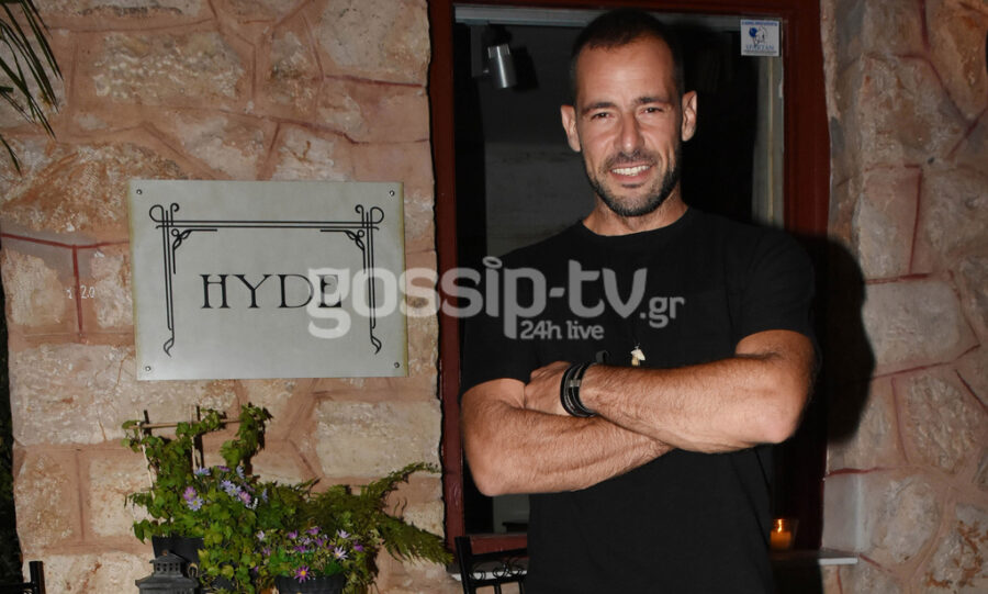 Ο Σώζων Παλαίστρος Χάρος ποζάρει μπροστά από την είσοδο του Hyde.