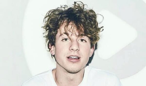 Ο Charlie Puth έγινε ξανθός! Δες φωτογραφίες από τη νέα του εμφάνιση
