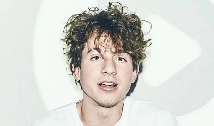 Ο Charlie Puth γίνεται ξανθός
