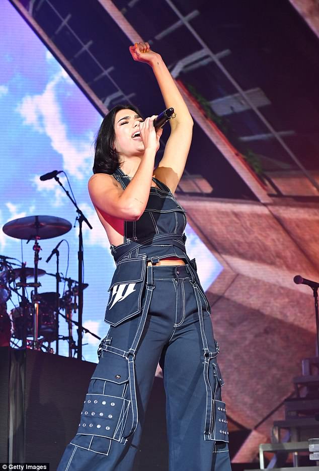 Dua Lipa χωρίς σουτιέν