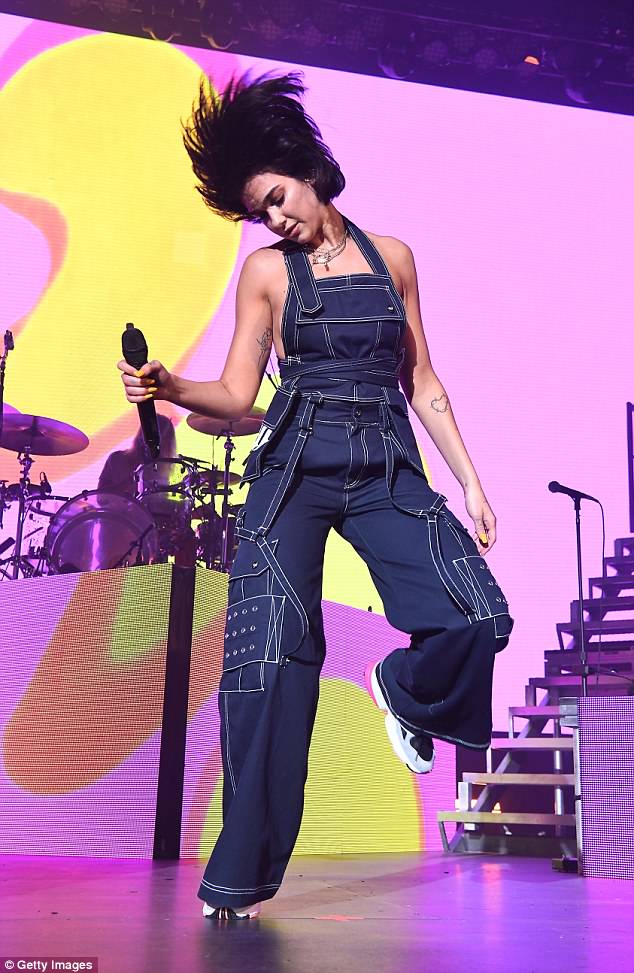 Dua Lipa χωρίς σουτιέν
