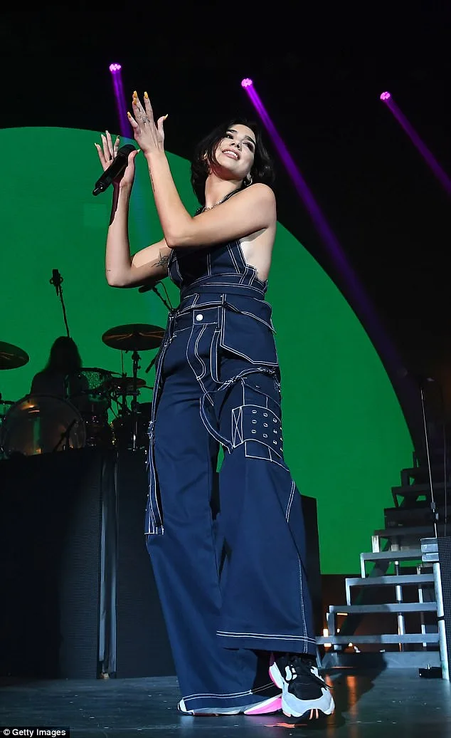 Dua Lipa χωρίς σουτιέν