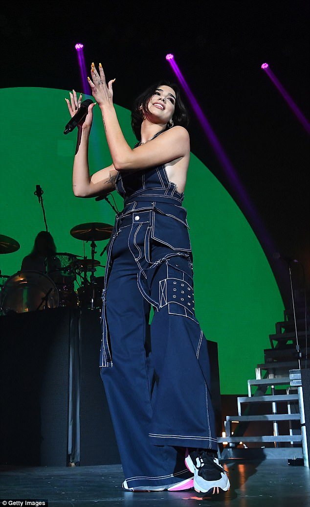 Dua Lipa χωρίς σουτιέν