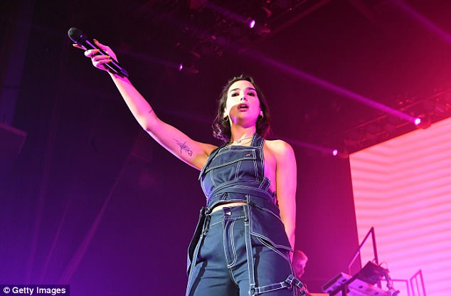 Dua Lipa χωρίς σουτιέν