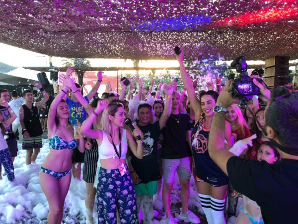 Όλα όσα έγιναν στο πιο AWESOME foam party από το WOAH της Coca-Cola