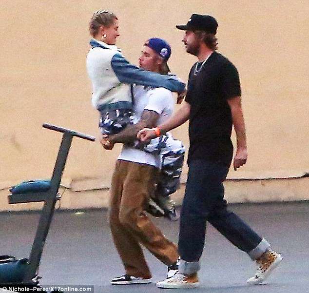 Justin Bieber κρατάει στα χέρια του την Hailey
