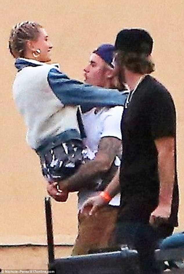 Justin Bieber κρατάει στα χέρια του την Hailey